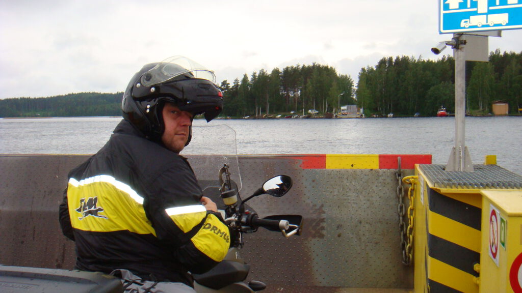 Mit dem Motorrad zum Nordkapp - Kleine Autofähre in Lappland