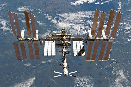 ISS mit ATV-2 am 7. März 2011, aufgenommen aus dem Space Shuttle Discovery